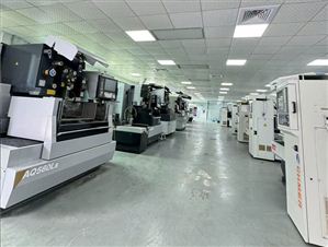 二手慢走絲現場